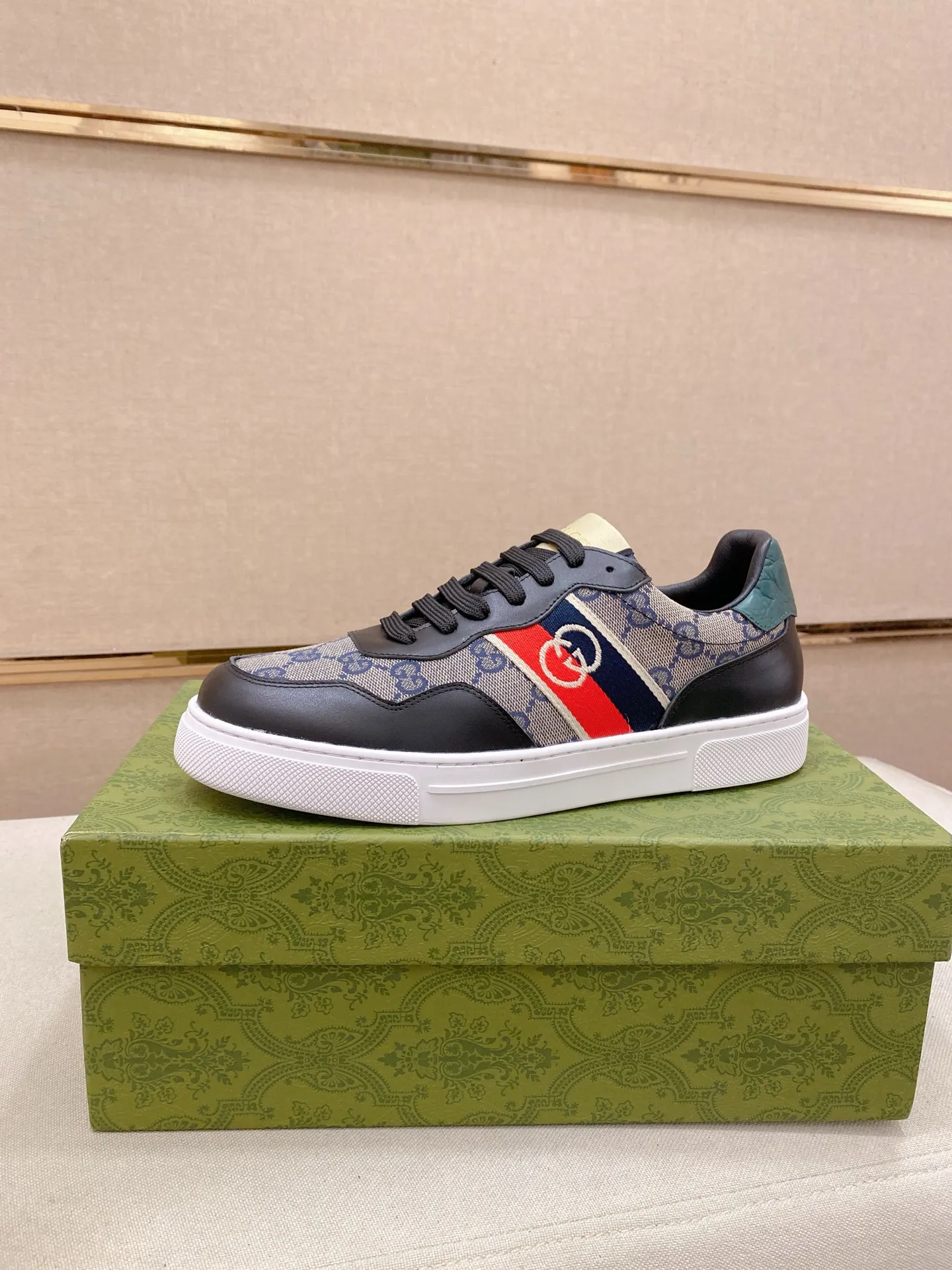 Factory price: 400💰 (GUCCI) The latest model from the official website 🎁🎁Casual and fashionable men's shoes👟, hot style💥The version is simple and elegant, exclusive for trendy men. Unique latest brand elements from the official website👑Original decoration, fashionable and generous, the fabric is original cowhide ✅Sheepskin lining, the official website specifies wear-resistant casual outsole, the classic model is taken in kind at the counter🎬38-44 (45 is not returned or exchanged when customized)